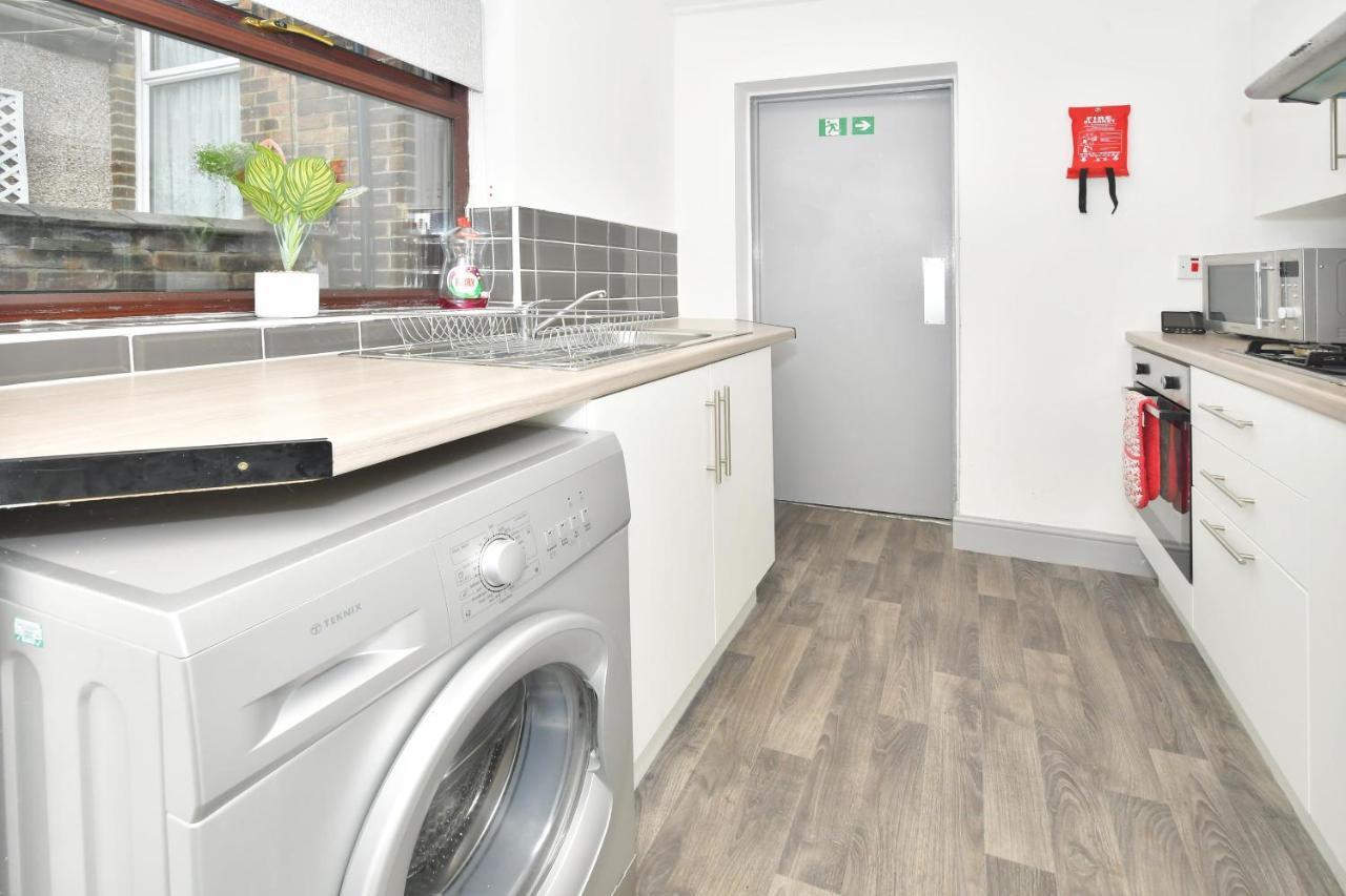 City Centre Home By The Peaks With 3 Bedrooms Stoke-on-Trent Exteriör bild