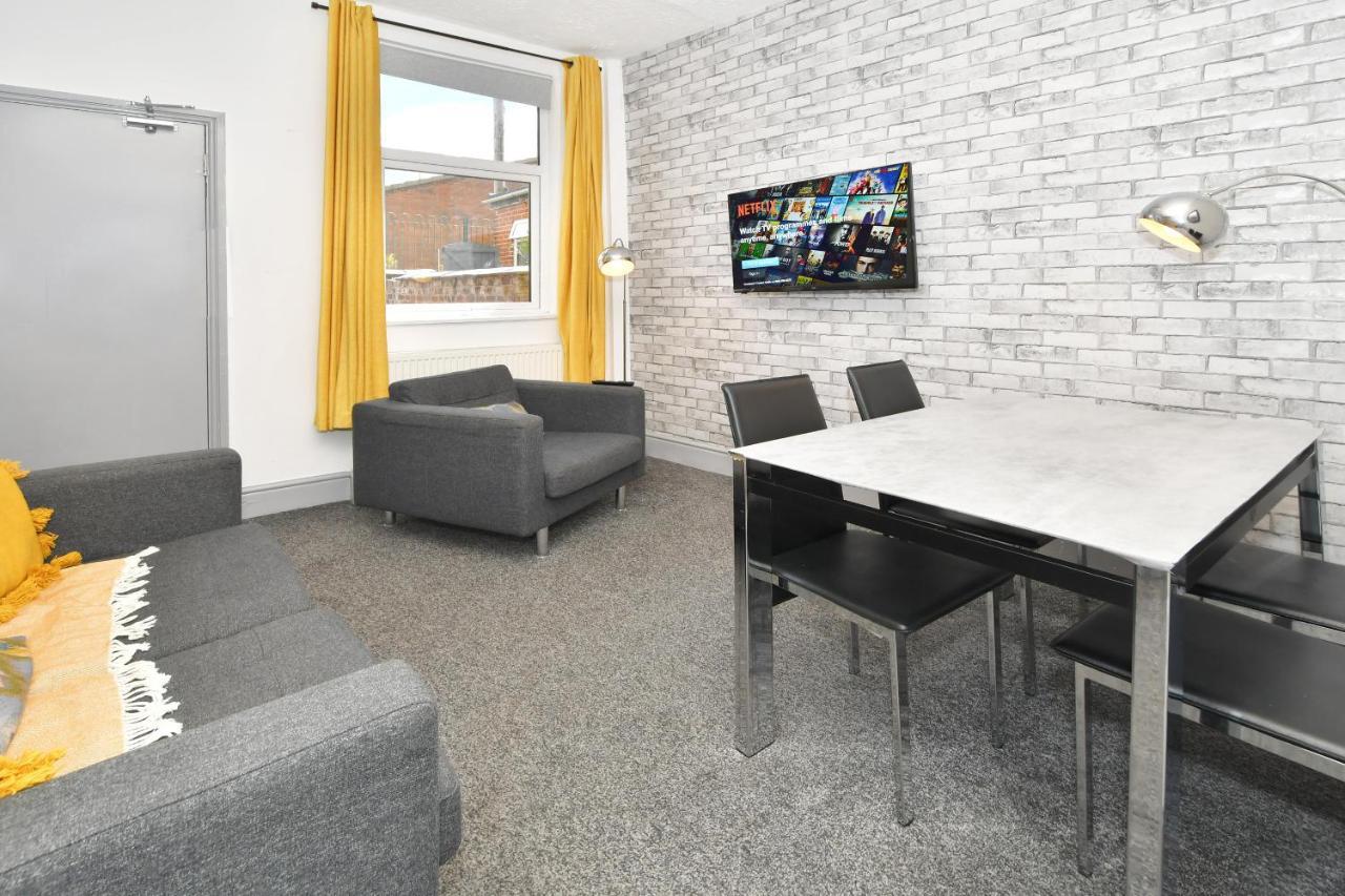 City Centre Home By The Peaks With 3 Bedrooms Stoke-on-Trent Exteriör bild